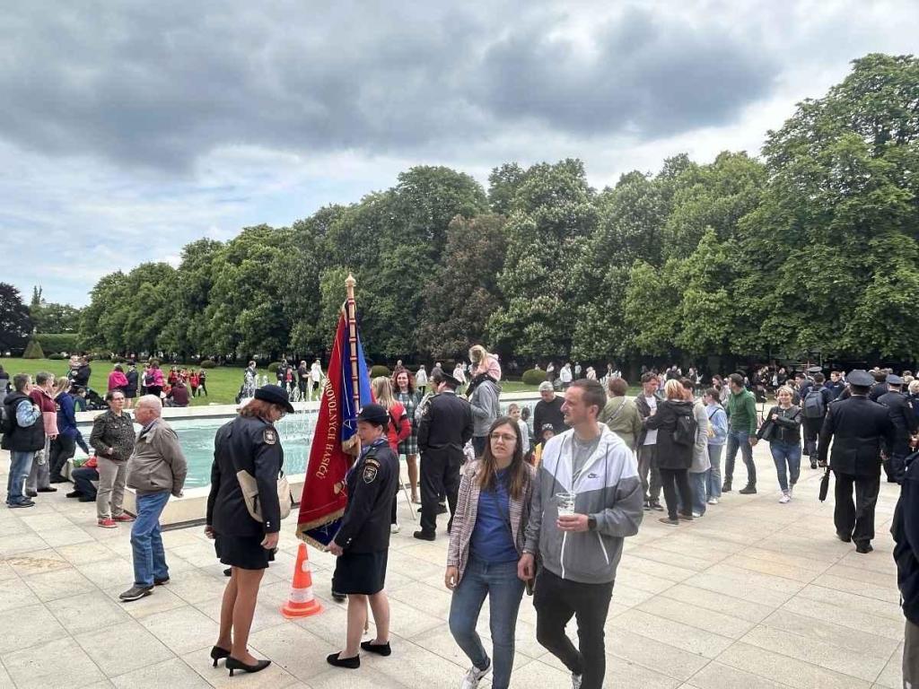 Setkání dobrovolných hasičů na poděbradské kolonádě ke 160. výročí založení prvního sboru.