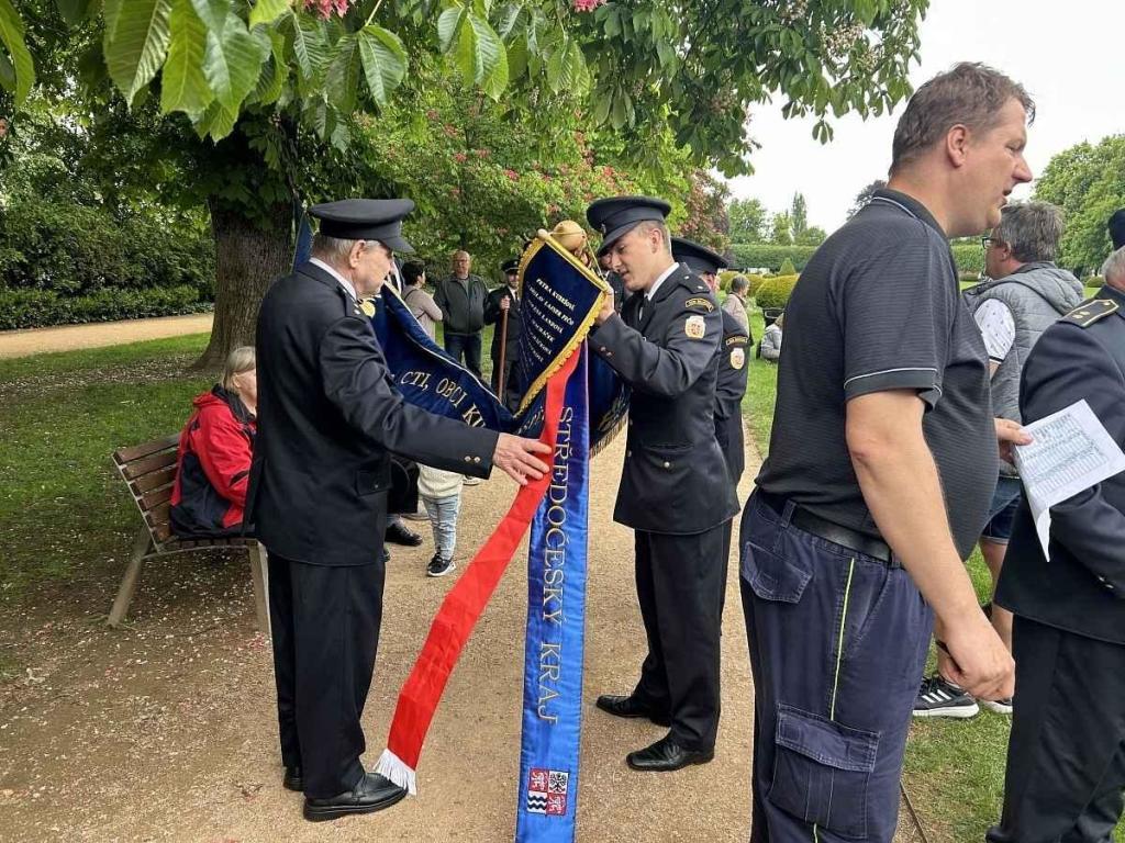Setkání dobrovolných hasičů na poděbradské kolonádě ke 160. výročí založení prvního sboru.