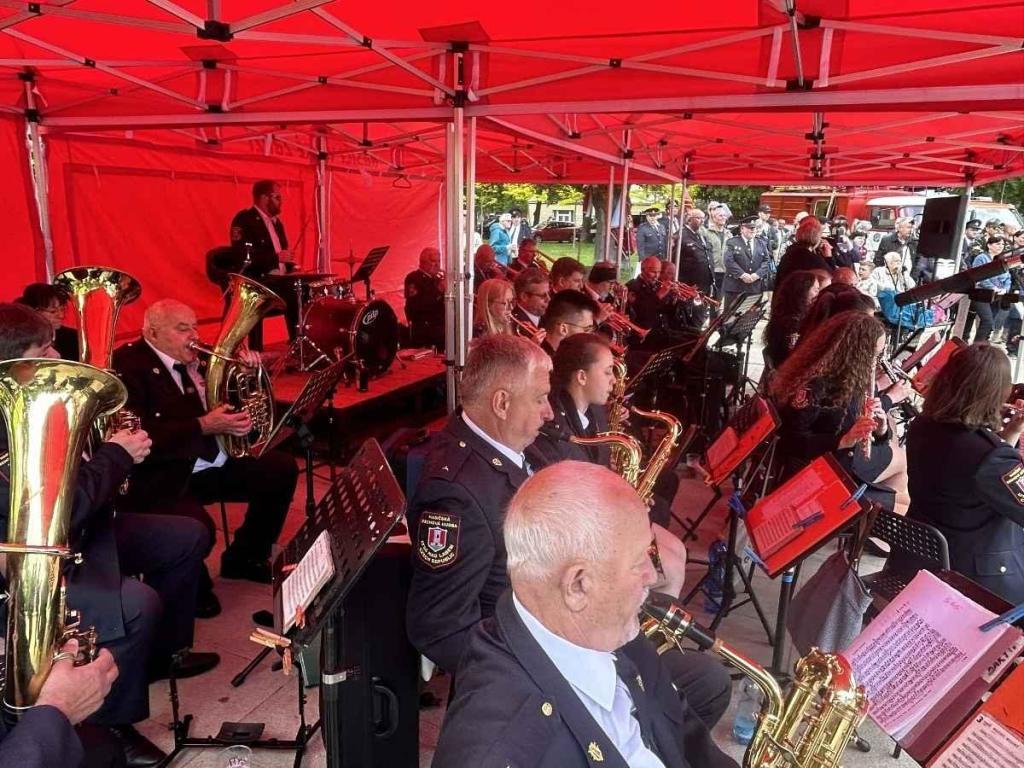 Setkání dobrovolných hasičů na poděbradské kolonádě ke 160. výročí založení prvního sboru.