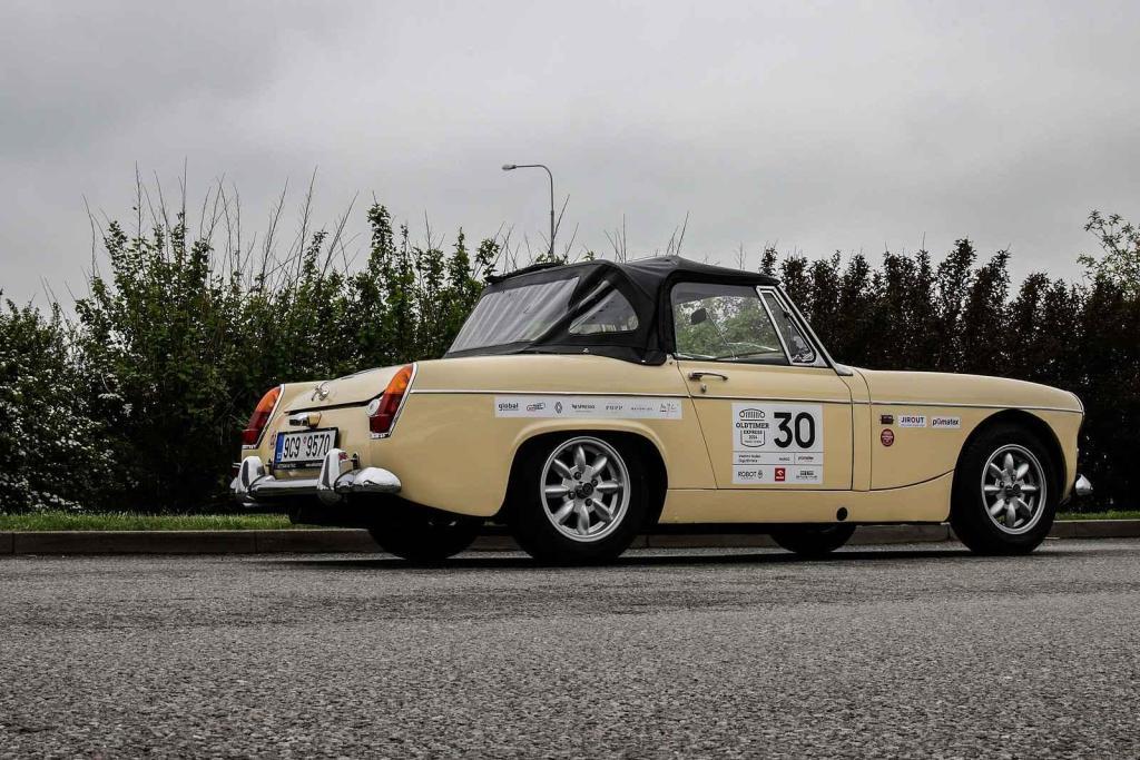 Druhá jízda Oldtimer Expressu mířila z Prahy do řeckých Atén. Na snímku je posádka s číslem 30 s MG Midget.
