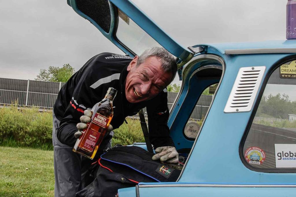 Druhá jízda Oldtimer Expressu mířila z Prahy do řeckých Atén. Jeden z členů posídky jedoucí s Trabantem 601.