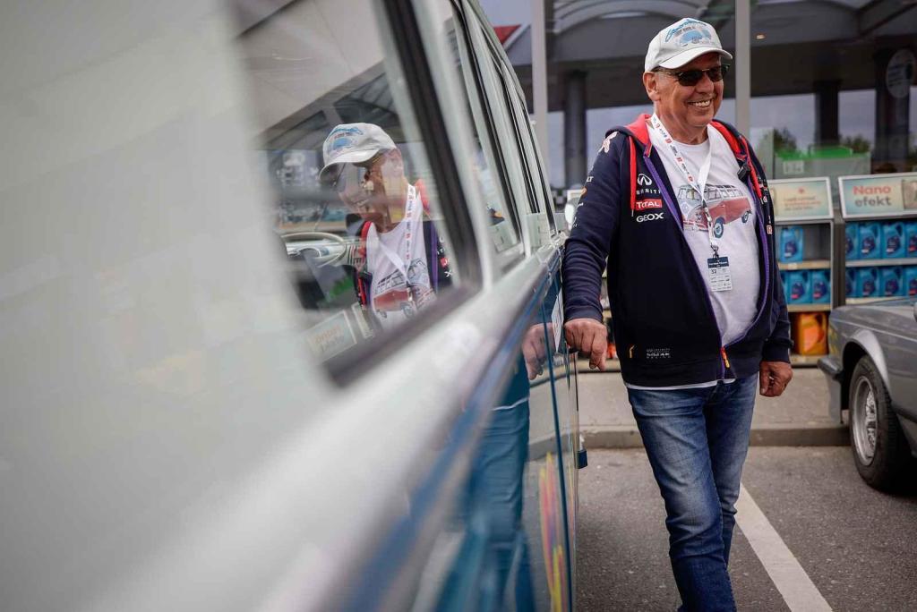 Druhá jízda Oldtimer Expressu mířila z Prahy do řeckých Atén. Pauza při jední z etap.