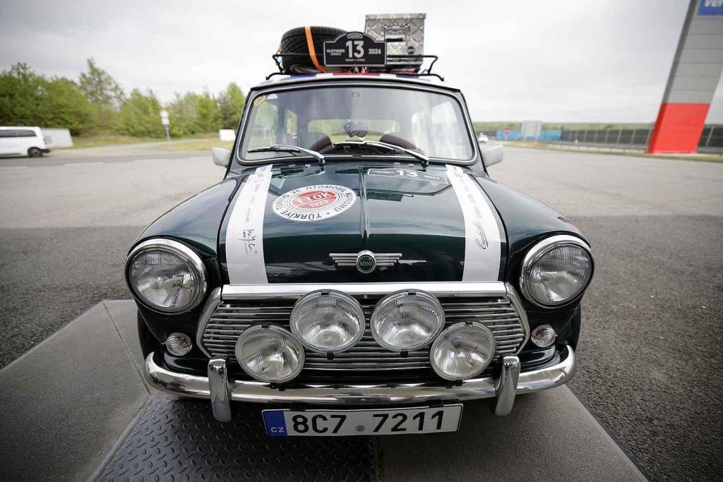 Druhá jízda Oldtimer Expressu mířila z Prahy do řeckých Atén. Mini Cooper.