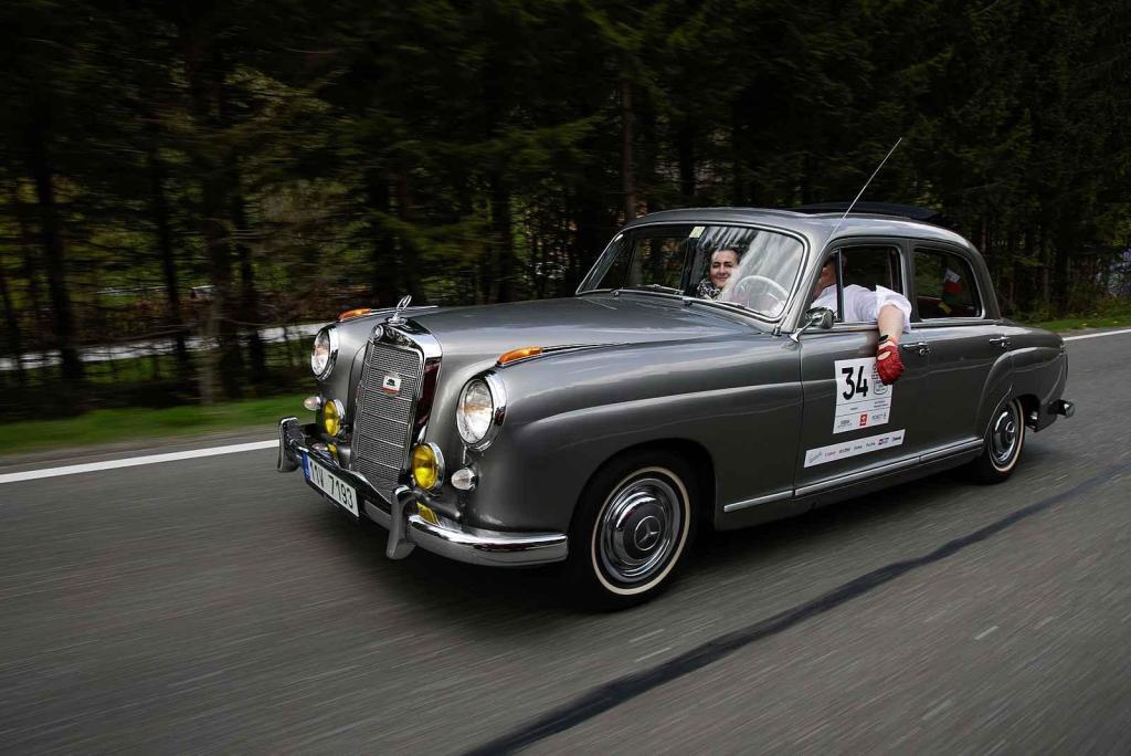 Druhá jízda Oldtimer Expressu mířila z Prahy do řeckých Atén. Mercedes posádky číslo 34.