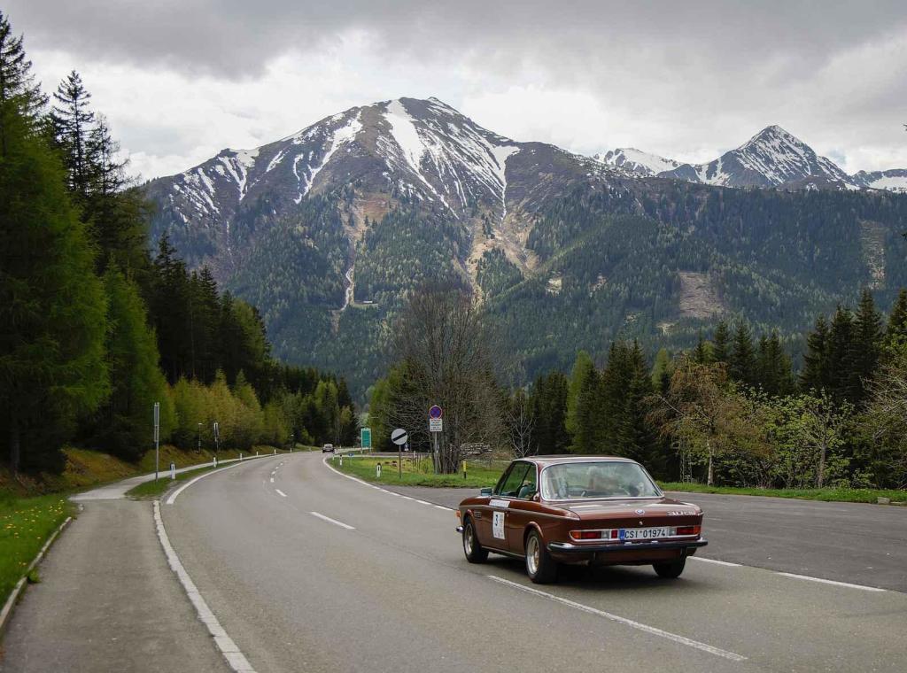 Druhá jízda Oldtimer Expressu mířila z Prahy do řeckých Atén. Panorama s Alpami.