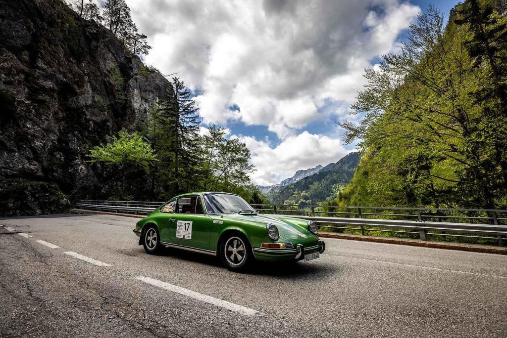 Druhá jízda Oldtimer Expressu mířila z Prahy do řeckých Atén. Posádka číslo 17 a její Porsche.