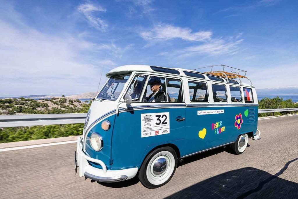 Druhá jízda Oldtimer Expressu mířila z Prahy do řeckých Atén. Volkswagen Transporter Bus na trase.