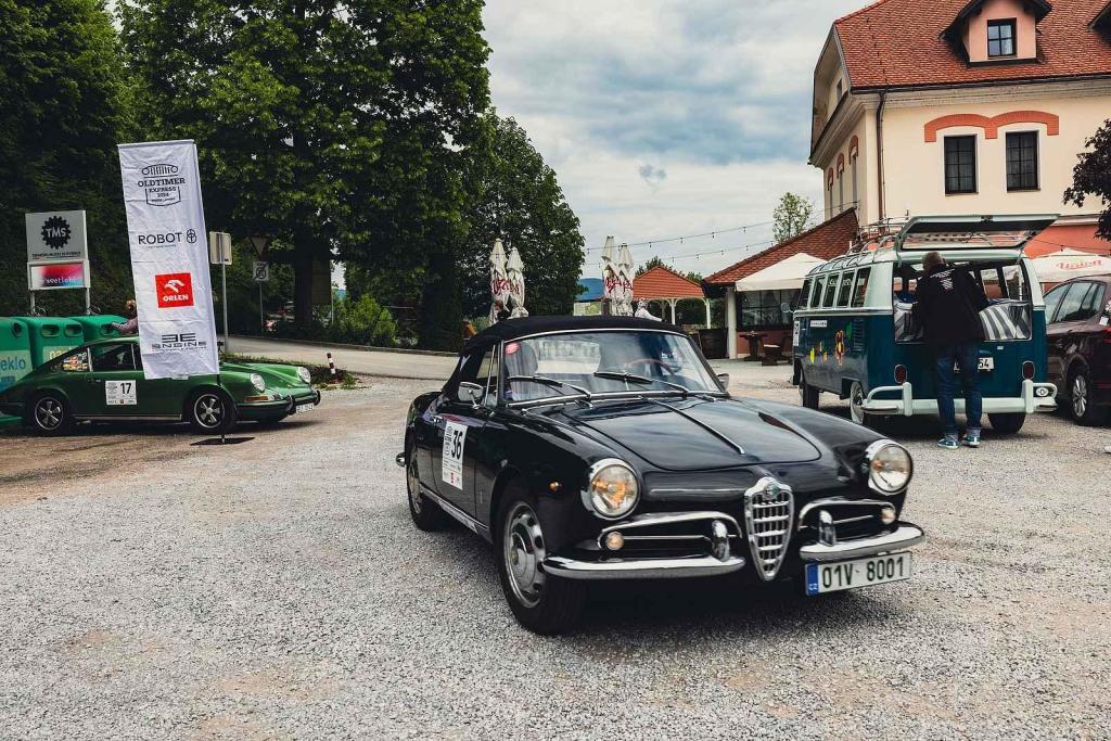 Druhá jízda Oldtimer Expressu mířila z Prahy do řeckých Atén. Posádka číslo 36 s Alfou Romeo.