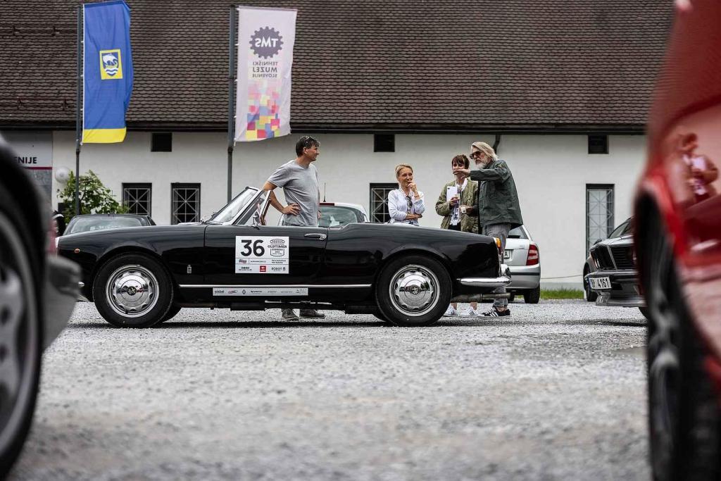 Druhá jízda Oldtimer Expressu mířila z Prahy do řeckých Atén. Posádka číslo 36.