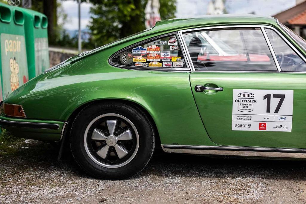 Druhá jízda Oldtimer Expressu mířila z Prahy do řeckých Atén. Porsche posádky číslo 17.