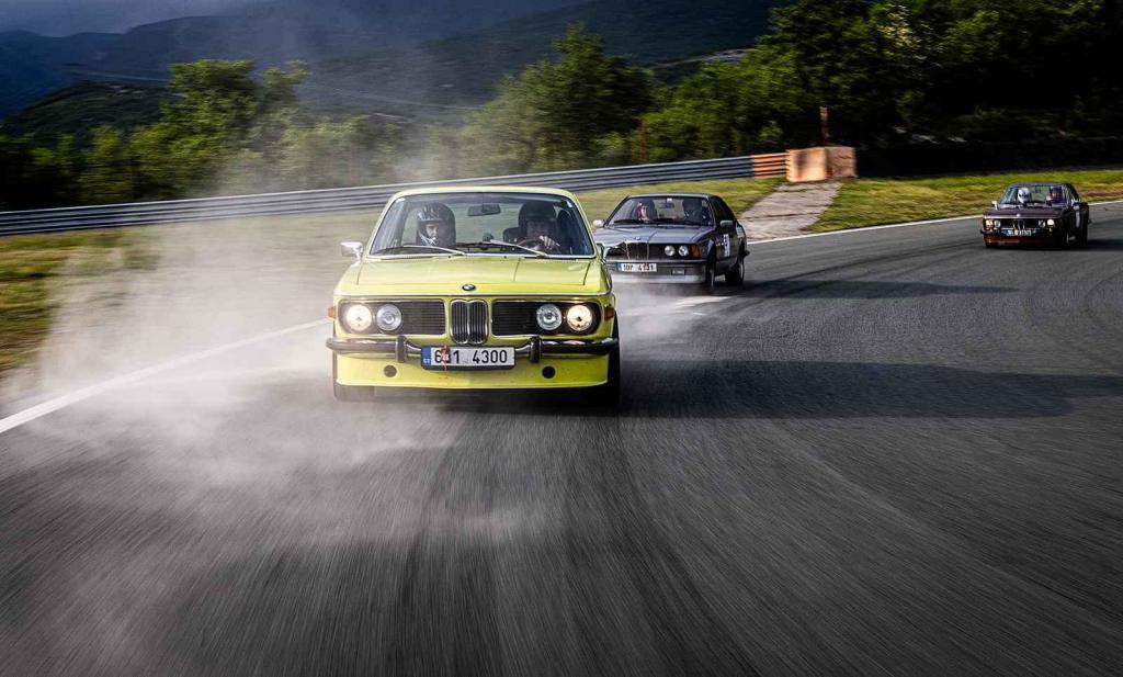 Druhá jízda Oldtimer Expressu mířila z Prahy do řeckých Atén. Na dráze okruhu Grobnik.