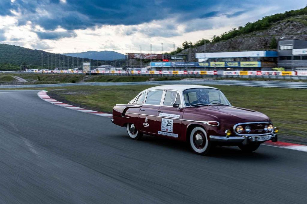 Druhá jízda Oldtimer Expressu mířila z Prahy do řeckých Atén. Tatra 603 na okruhu Grobnik.