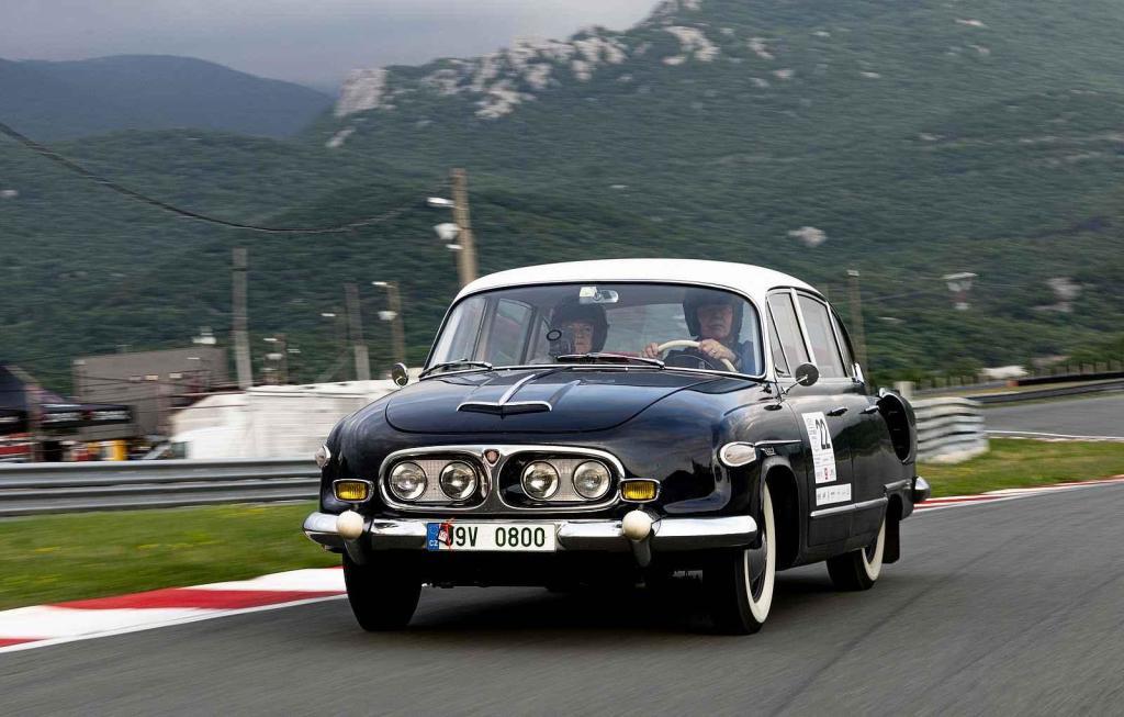 Druhá jízda Oldtimer Expressu mířila z Prahy do řeckých Atén. Další Tatra 603 při jízdě pravidelnosti.