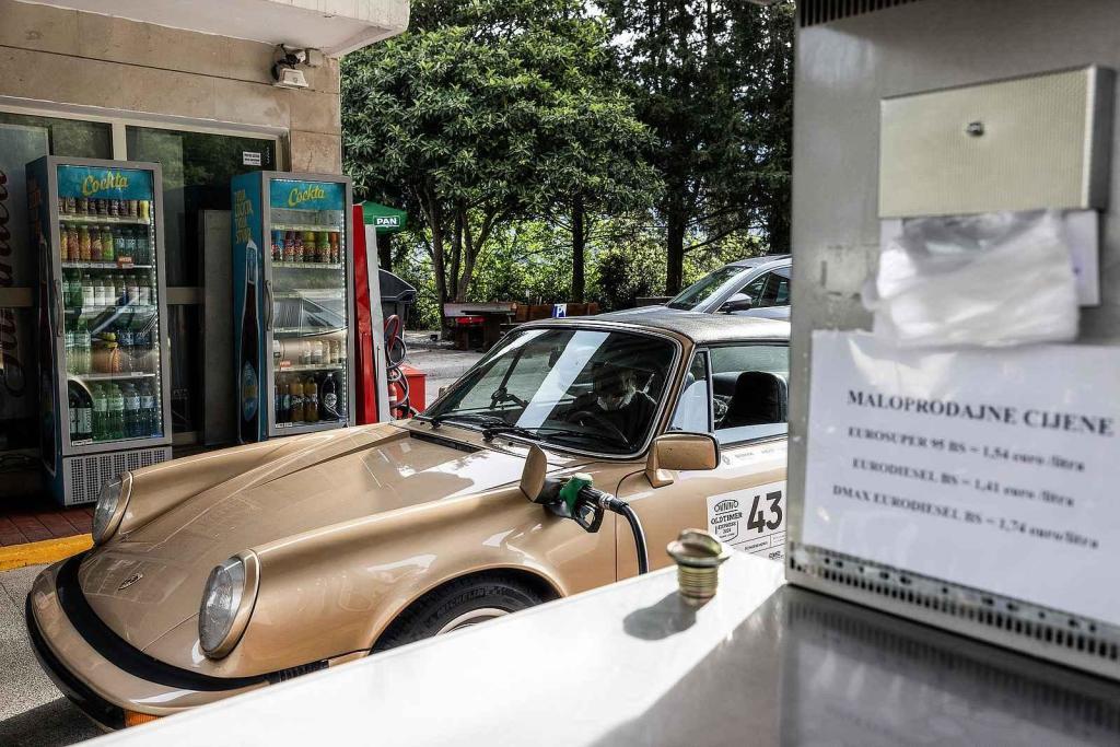 Druhá jízda Oldtimer Expressu mířila z Prahy do řeckých Atén. Na čerpací stanici.
