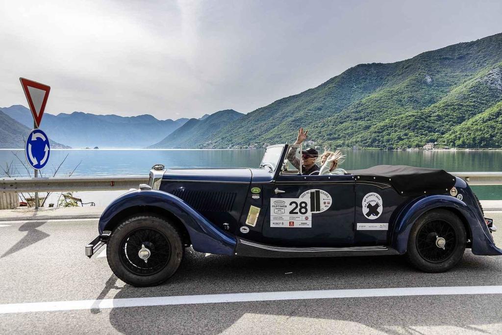 Druhá jízda Oldtimer Expressu mířila z Prahy do řeckých Atén. Posádka číslo 28 s vozem Aston Martin.