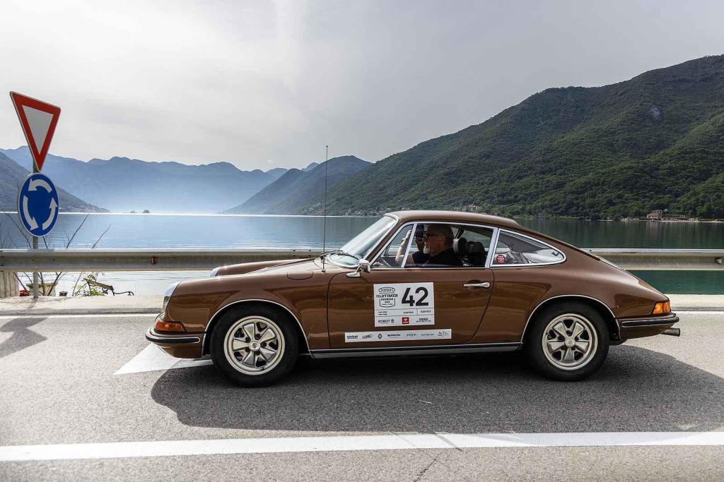 Druhá jízda Oldtimer Expressu mířila z Prahy do řeckých Atén. Posádka číslo 42 s vozem Porsche.