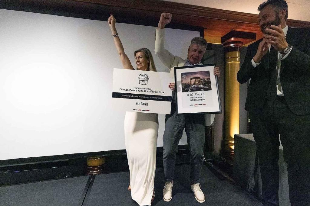 Cena elegance patřila posádce číslo 16, kterou tvořili manželé Karasovi.