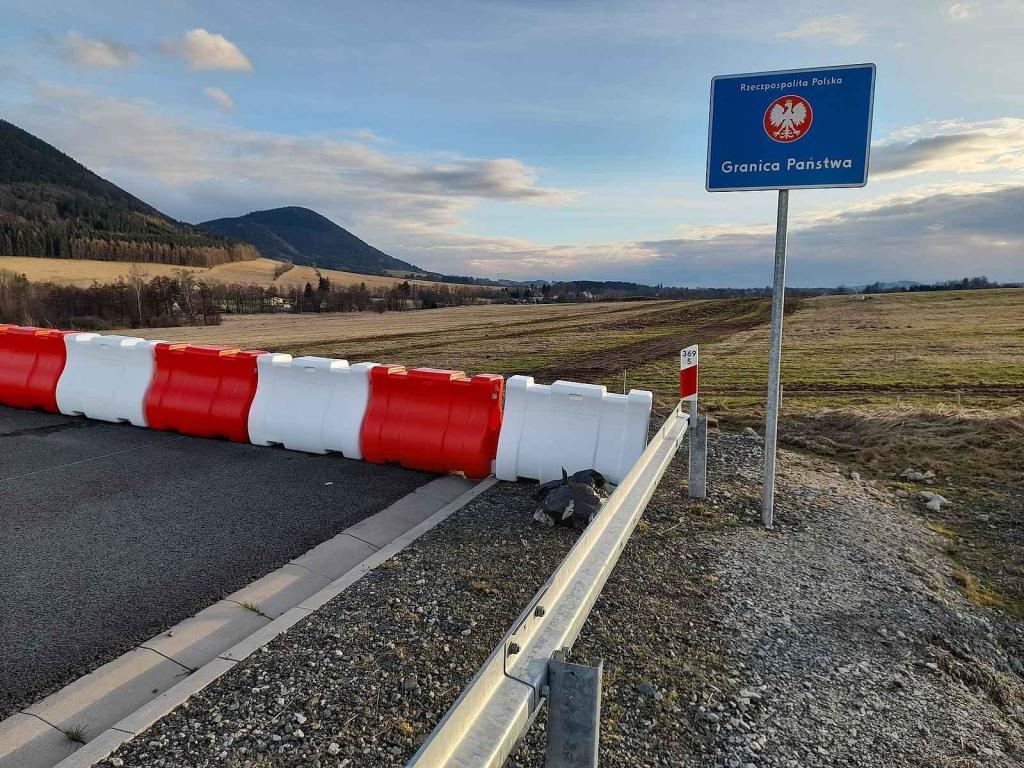 Ostuda u hranic v Královci. Dokončená polská dálnice S3 marně vyhlíží napojení na českou D11.