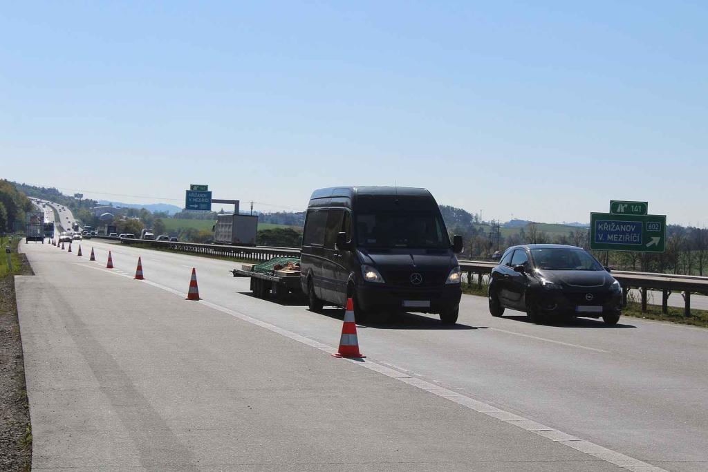 Provoz na dálnici je o víkendech klidnější. Dopravní omezení související s instalací nových značek budou plánované hlavně na soboty a neděle.