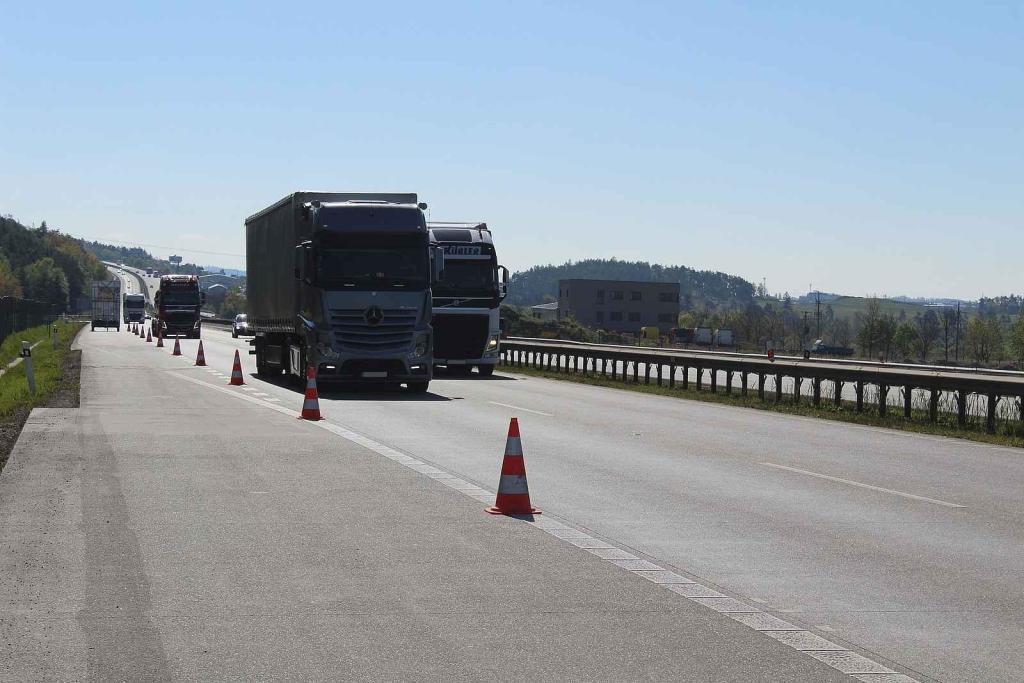 Na dálnici mezi Prahou a Brnem jezdí hodně kamionů. Někteří řidiči jedou spořádaně za sebou, jiní ne.