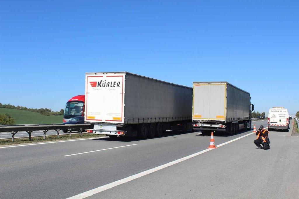 Na dálnici mezi Prahou a Brnem jezdí hodně kamionů. Někteří řidiči jedou spořádaně za sebou, jiní ne.