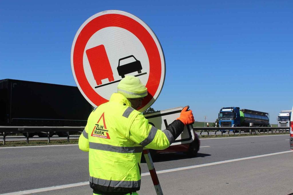 Značky zakazující předjíždění kamionů se nově objeví na úseku dálnice mezi Jihlavou a Velkým Meziříčím.