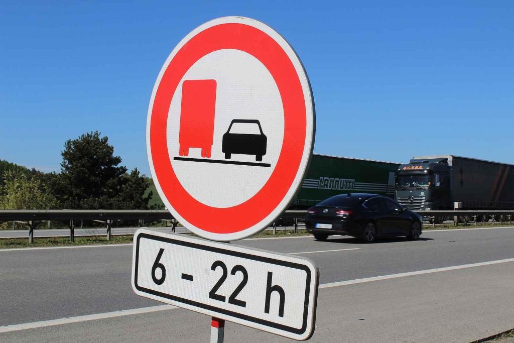 Na dálnici mezi Prahou a Brnem jezdí hodně kamionů. Někteří řidiči jedou spořádaně za sebou, jiní ne.
