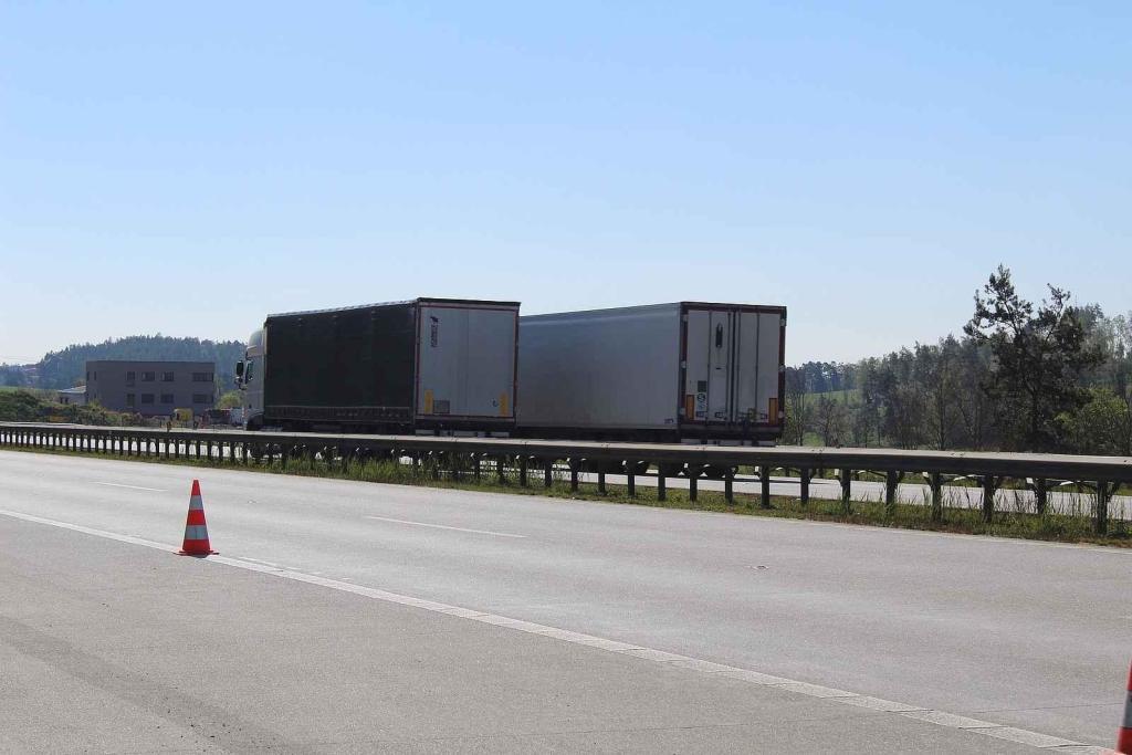 Na dálnici mezi Prahou a Brnem jezdí hodně kamionů. Někteří řidiči jedou spořádaně za sebou, jiní ne.