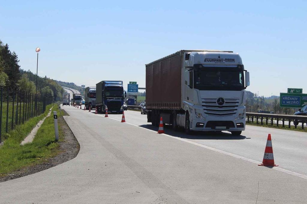 Na dálnici mezi Prahou a Brnem jezdí hodně kamionů. Někteří řidiči jedou spořádaně za sebou, jiní ne.