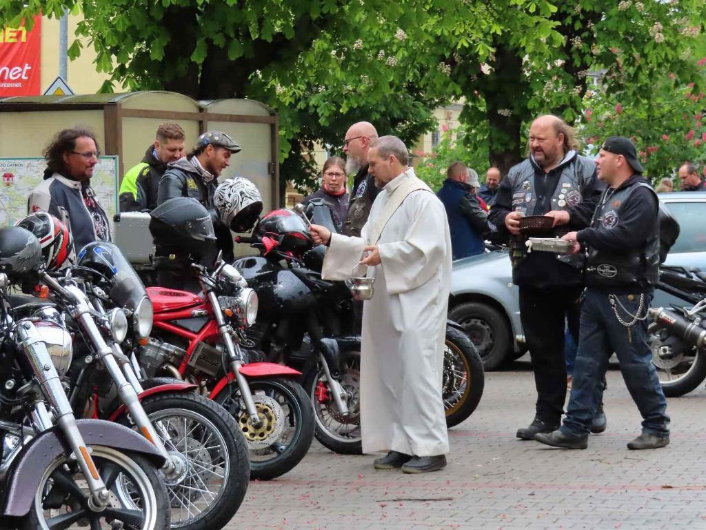 Motorkářské požehnání v Chýnově na Táborsku se konalo už posedmé v sobotu 18. května odpoledne.