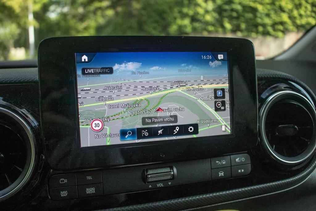 Infotainment má jednoduché menu a hezké zobrazení.