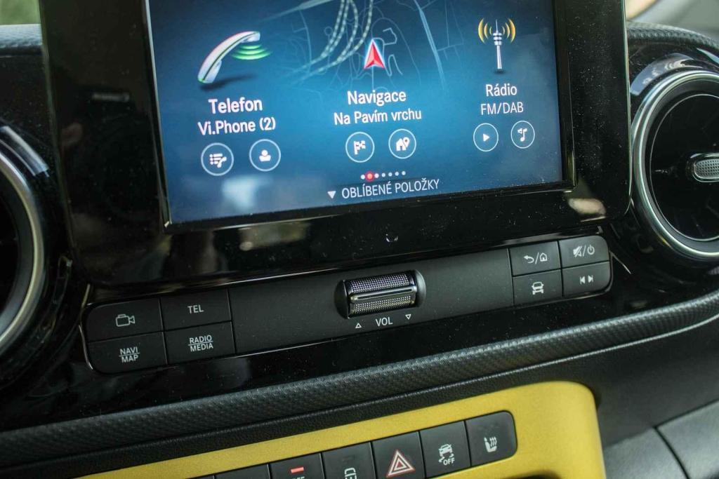 Svá tlačítka mají i základní položky infotainmentu.