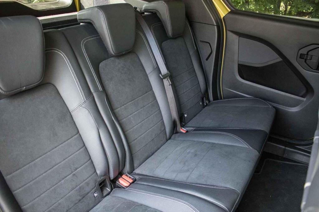Vzadu jsou tři plnohodnotné sedačky, té uprostřed však chybí Isofix.