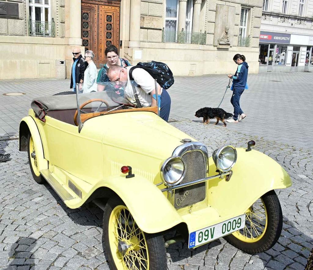 Nablýskané historické vozidla a motorky obsadily v neděli 19. května centrum Prostějova. 19.5. 2024