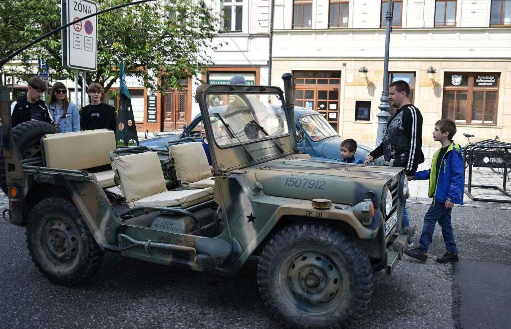 Nablýskané historické vozidla a motorky obsadily v neděli 19. května centrum Prostějova. 19.5. 2024