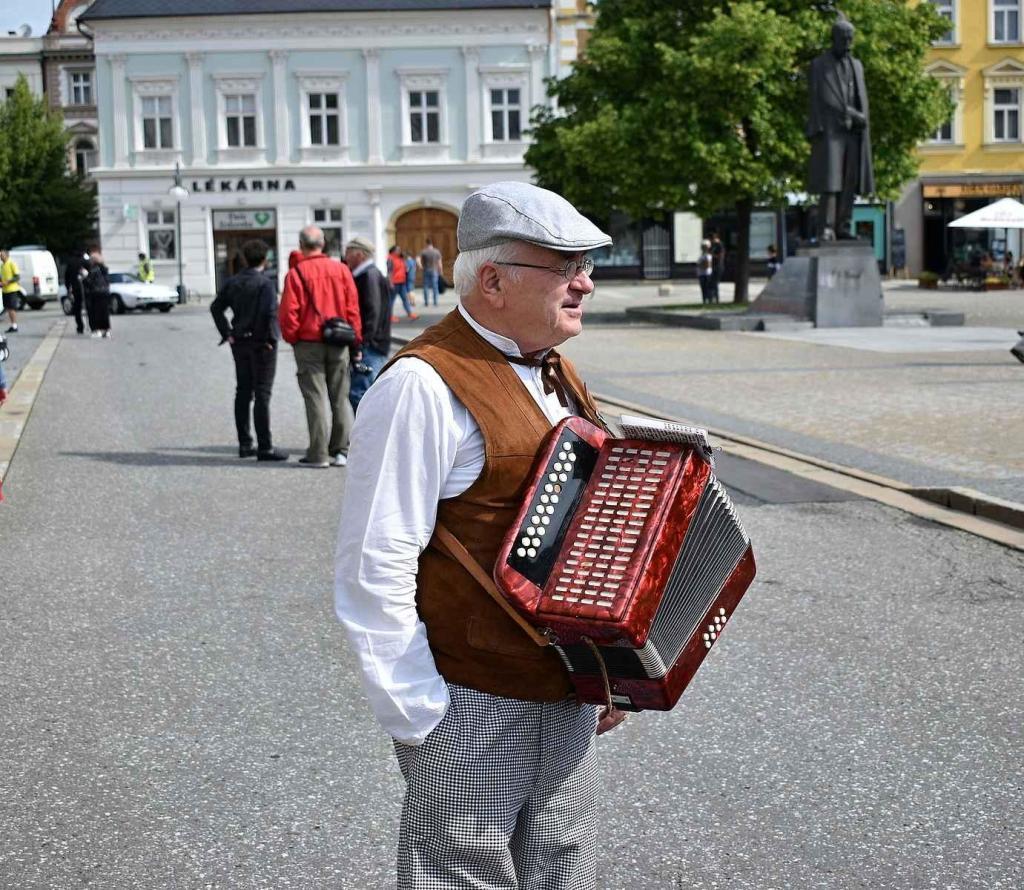 Nablýskané historické vozidla a motorky obsadily v neděli 19. května centrum Prostějova. 19.5. 2024