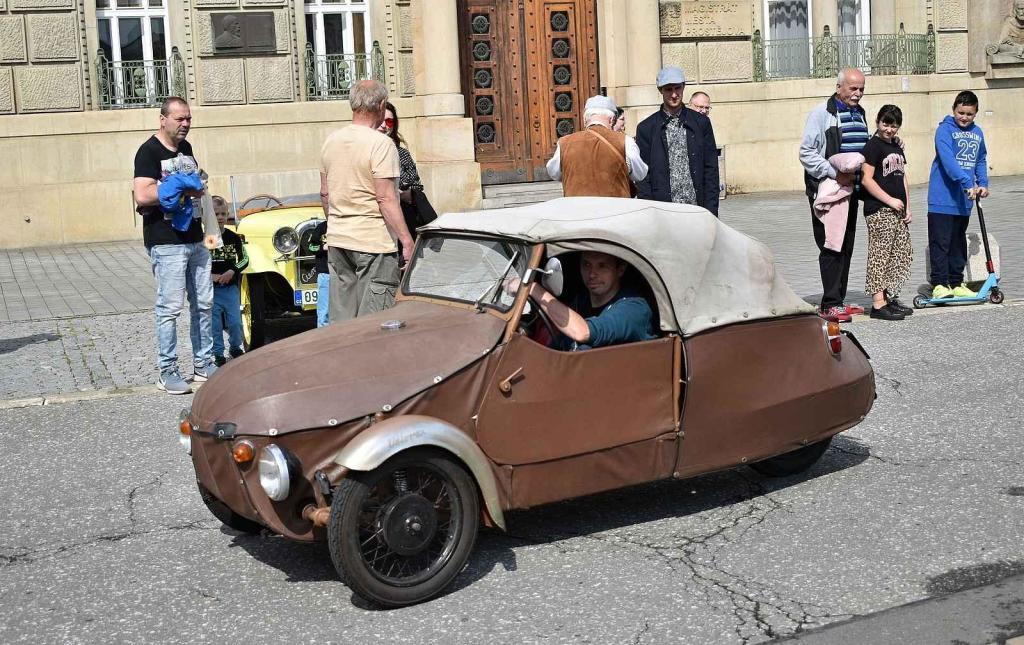 Nablýskané historické vozidla a motorky obsadily v neděli 19. května centrum Prostějova. 19.5. 2024