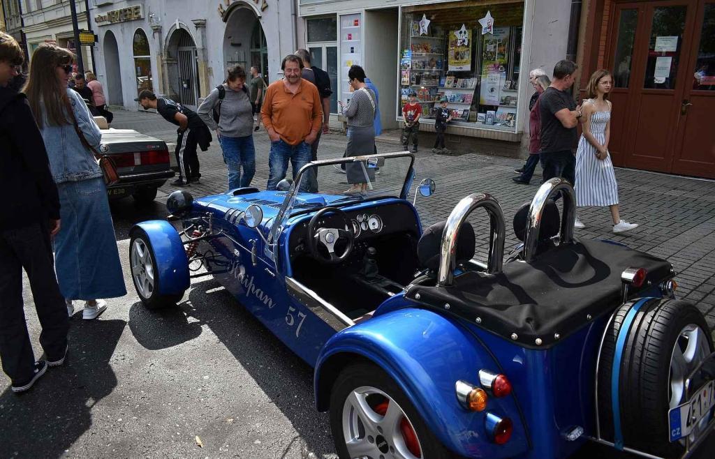 Nablýskané historické vozidla a motorky obsadily v neděli 19. května centrum Prostějova. 19.5. 2024