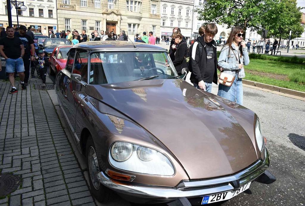 Nablýskané historické vozidla a motorky obsadily v neděli 19. května centrum Prostějova. 19.5. 2024