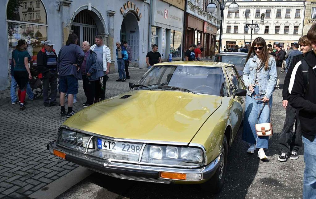 Nablýskané historické vozidla a motorky obsadily v neděli 19. května centrum Prostějova. 19.5. 2024