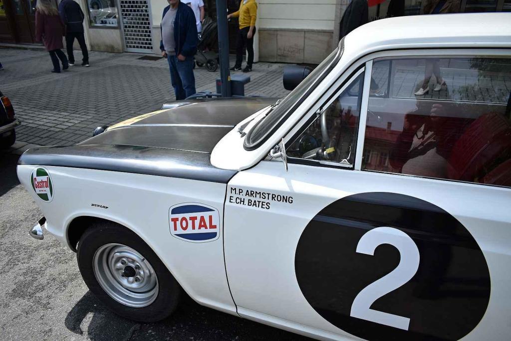 Nablýskané historické vozidla a motorky obsadily v neděli 19. května centrum Prostějova. 19.5. 2024