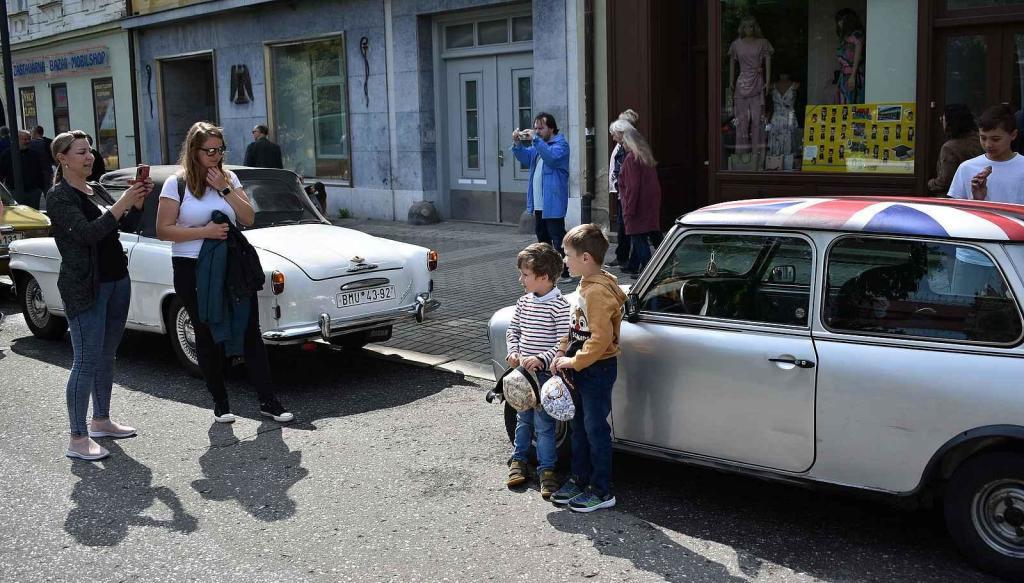 Nablýskané historické vozidla a motorky obsadily v neděli 19. května centrum Prostějova. 19.5. 2024