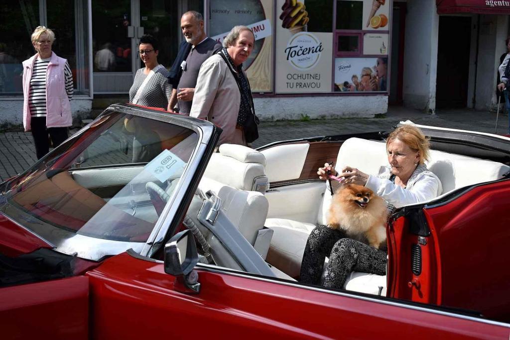 Nablýskané historické vozidla a motorky obsadily v neděli 19. května centrum Prostějova. 19.5. 2024