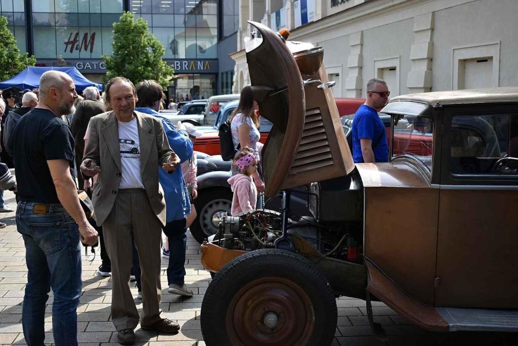 Nablýskané historické vozidla a motorky obsadily v neděli 19. května centrum Prostějova. 19.5. 2024