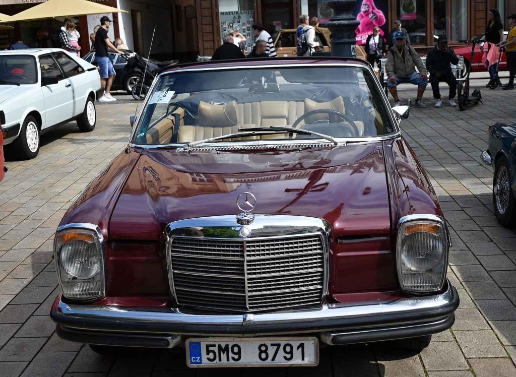 Nablýskané historické vozidla a motorky obsadily v neděli 19. května centrum Prostějova. 19.5. 2024