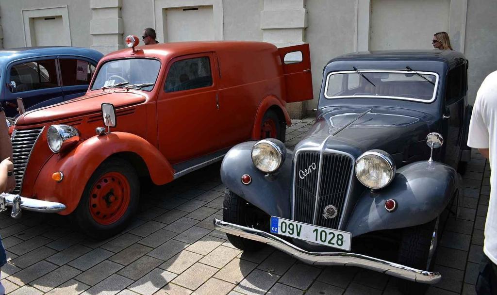 Nablýskané historické vozidla a motorky obsadily v neděli 19. května centrum Prostějova. 19.5. 2024