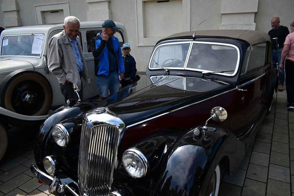Nablýskané historické vozidla a motorky obsadily v neděli 19. května centrum Prostějova. 19.5. 2024