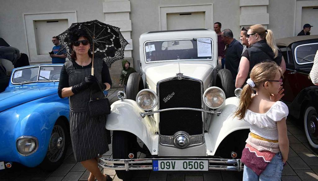 Nablýskané historické vozidla a motorky obsadily v neděli 19. května centrum Prostějova. 19.5. 2024