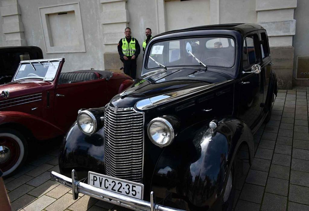 Nablýskané historické vozidla a motorky obsadily v neděli 19. května centrum Prostějova. 19.5. 2024