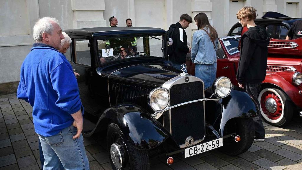 Nablýskané historické vozidla a motorky obsadily v neděli 19. května centrum Prostějova. 19.5. 2024